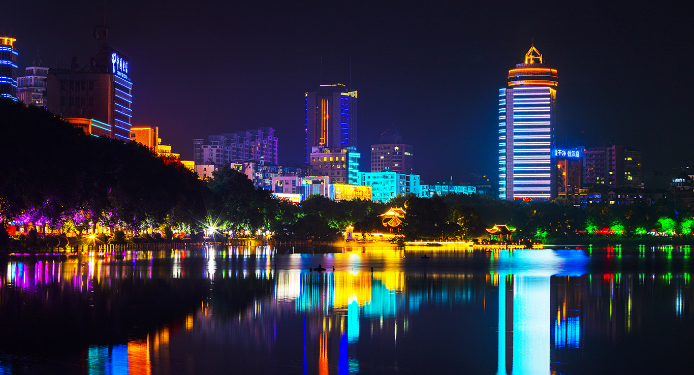 沿湖夜景.jpg